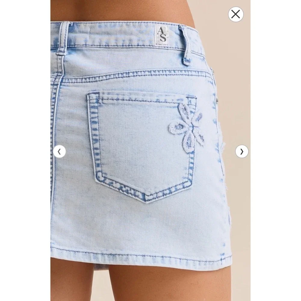 Altar'd State Light Wash Denim Floral Applique Mini Skirt Blue Low Rise Size XXS - Picture 3 of 4